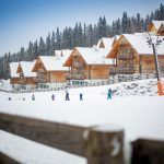 Tabără de ski pentru copii, în vârf de munte.