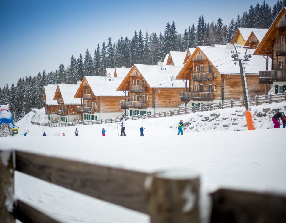 Tabără de ski pentru copii, în vârf de munte.